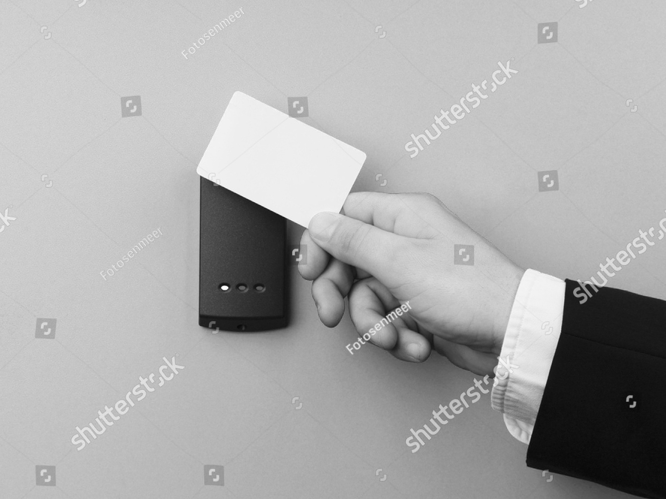 Eine NFC-Karte wird vor einen kontaktlosen Leser gehalten